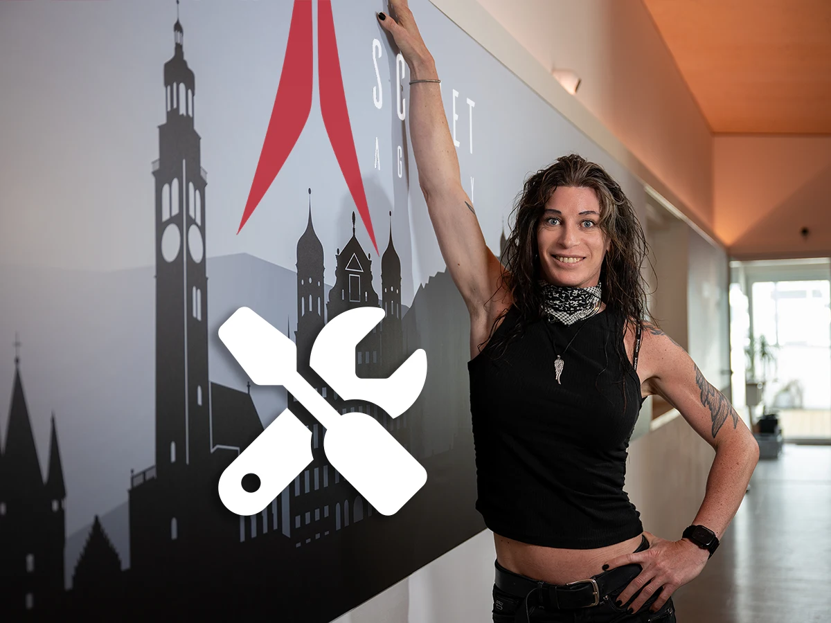 Denise Hollstein bei der technischen Pflege einer Website