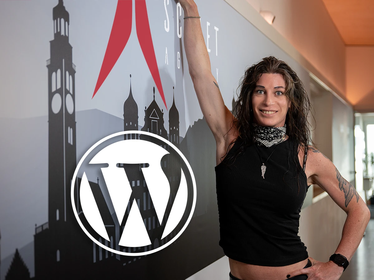 Denise Hollstein mit WordPress-Symbol im scinet studio
